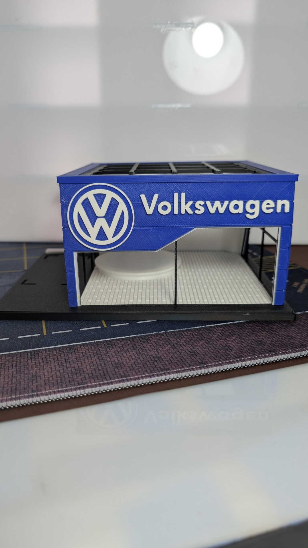Miniatura de fachada Volkswagen azul com logótipo branco