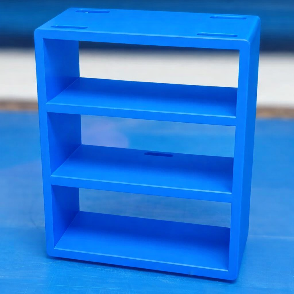 Estante azul de plástico com três prateleiras