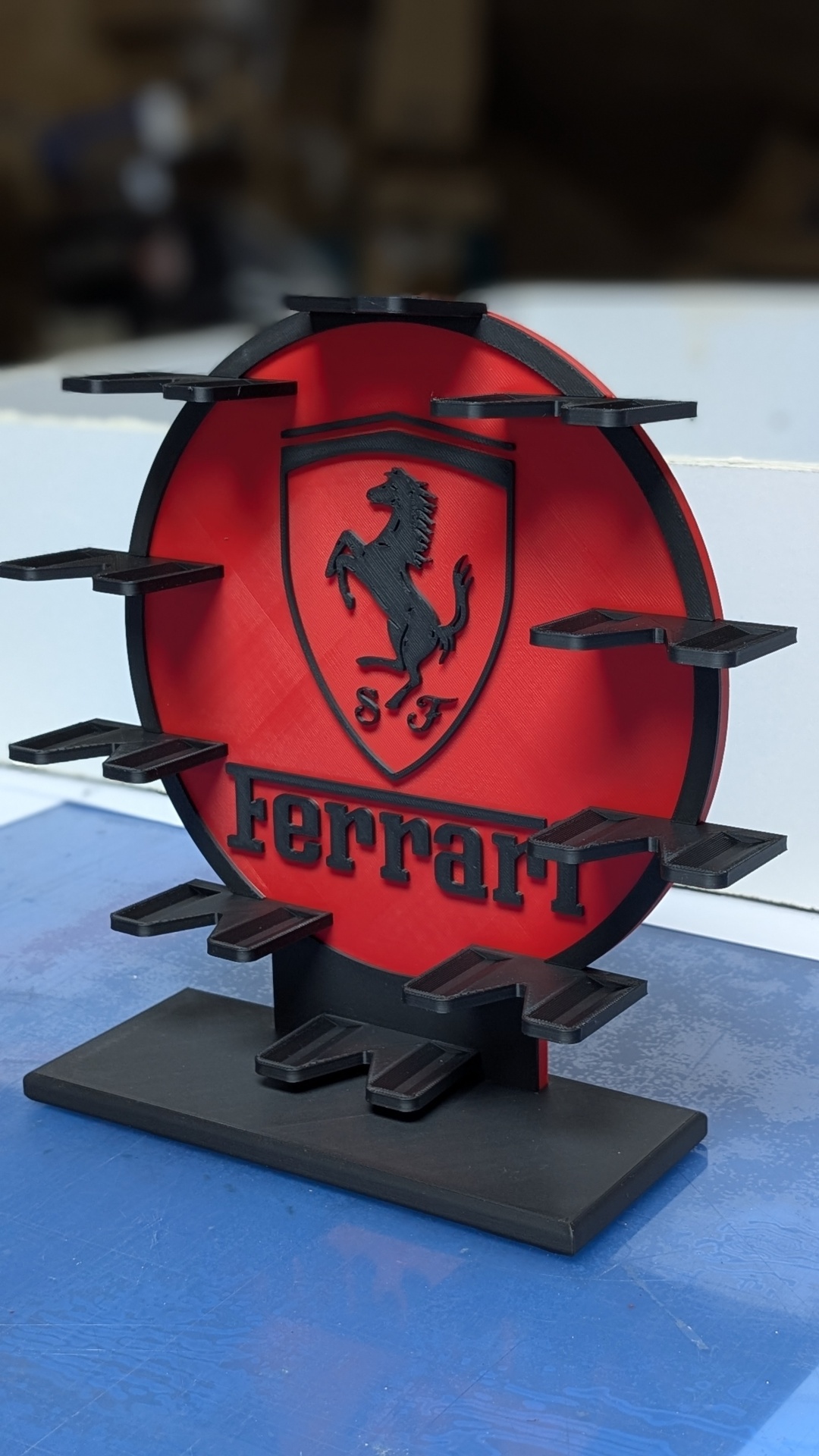 Suporte de exposição vermelho e preto com logótipo Ferrari e prateleiras para objetos