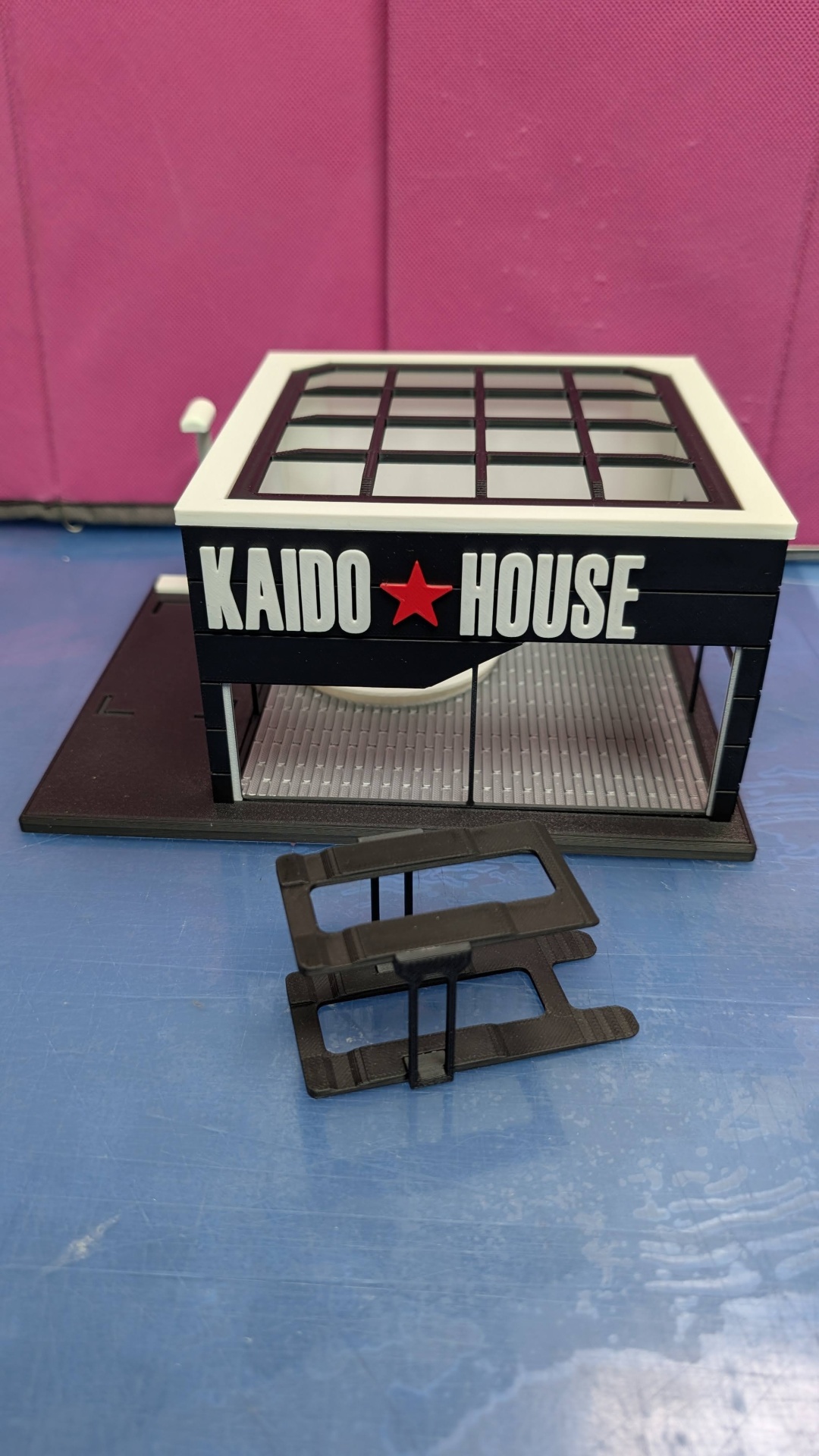 Miniatura de casa preta e branca com texto KAIDO HOUSE