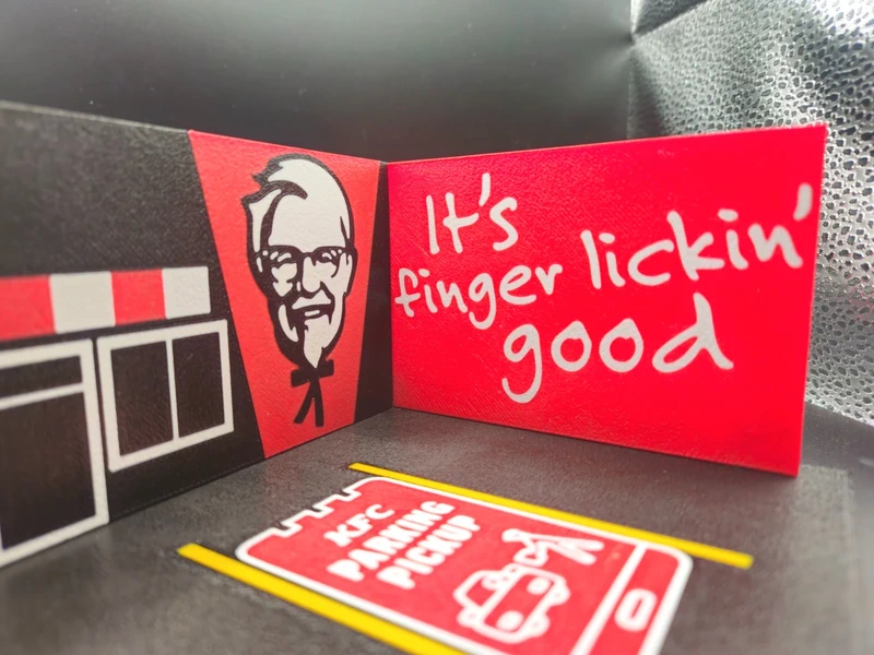 Embalagem vermelha da KFC com logotipo e texto promocional