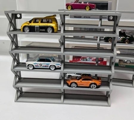Carrinhos de brinquedo coloridos em prateleiras cinza