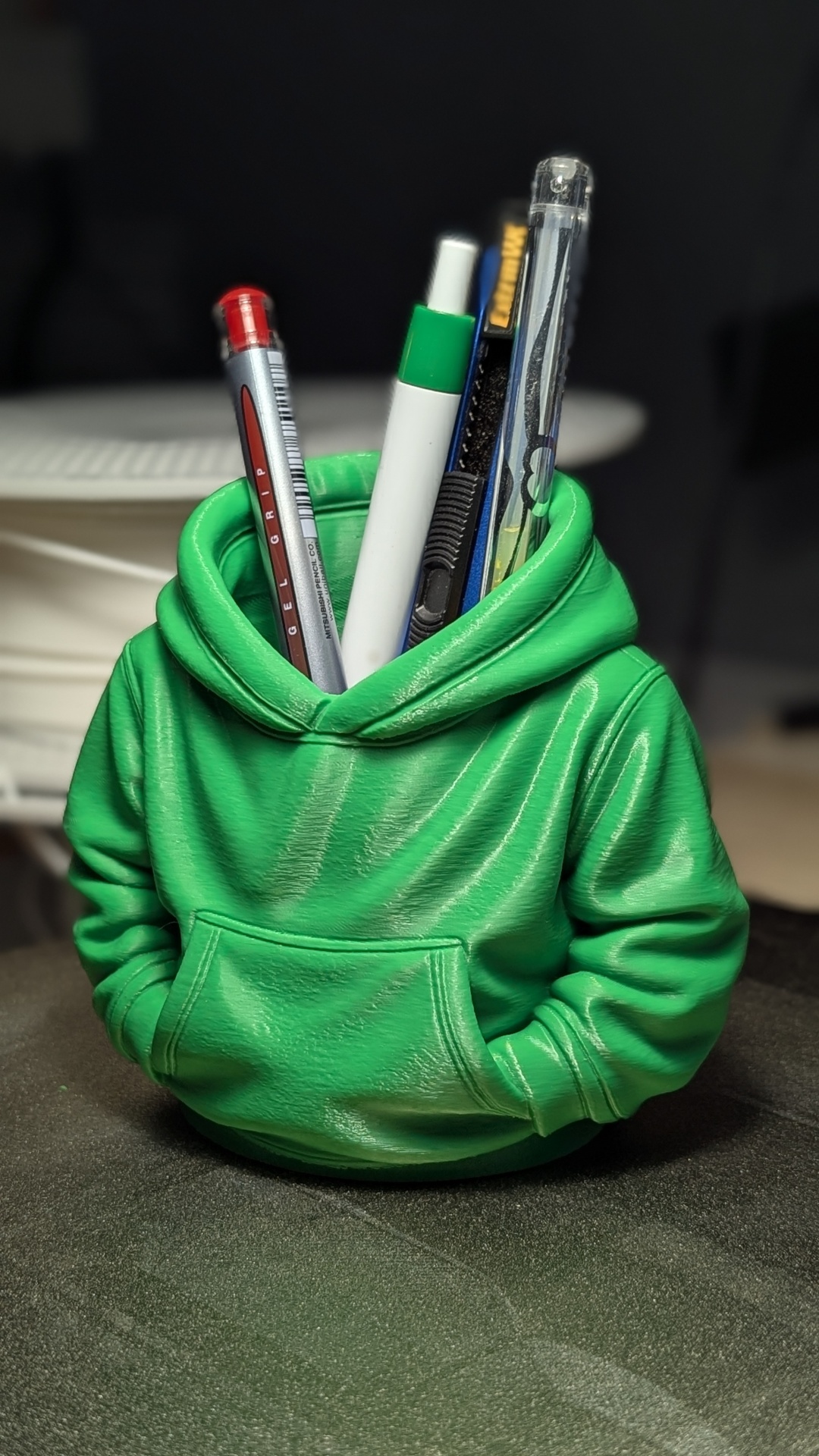 Suporte para canetas em forma de hoodie verde com canetas