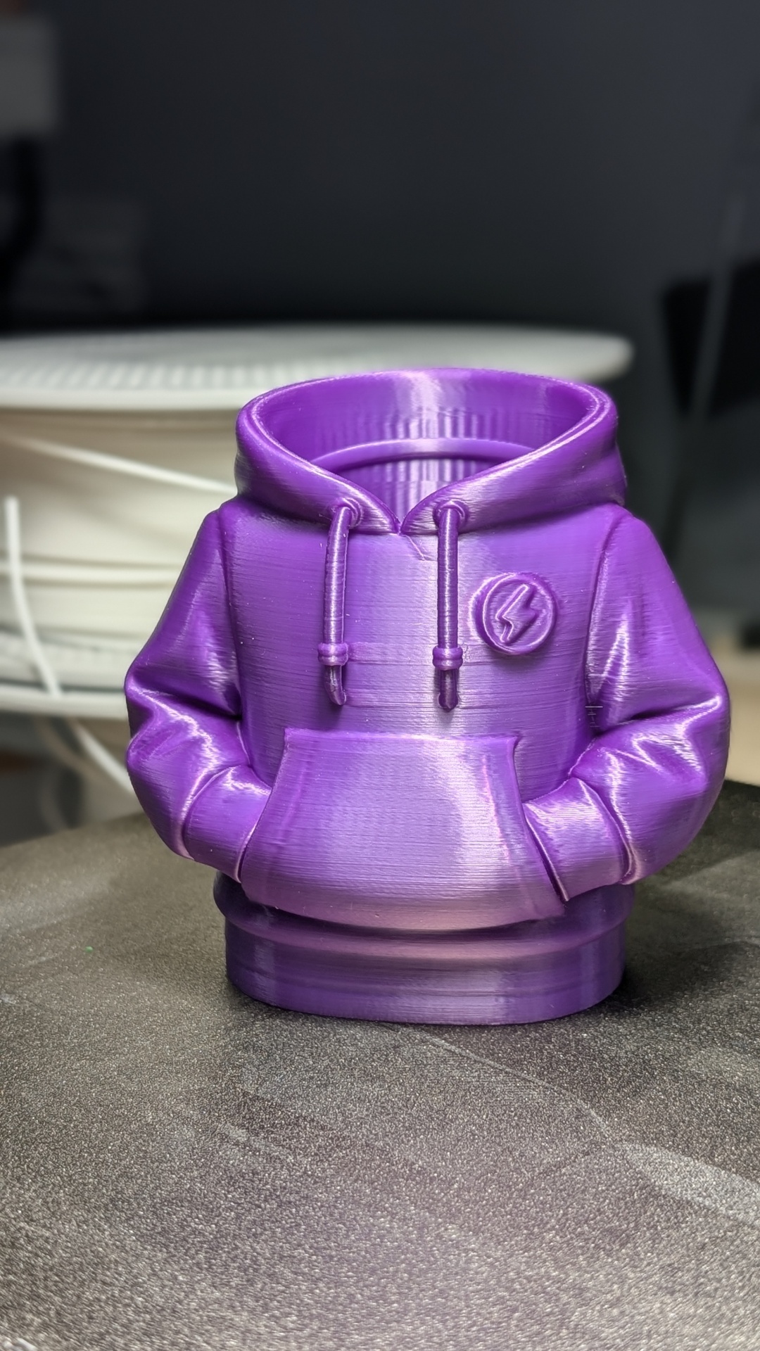 Vaso roxo em forma de hoodie com bolso e capuz detalhes