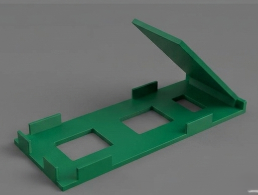 Suporte verde em plástico com recortes quadrados sobre fundo cinzento