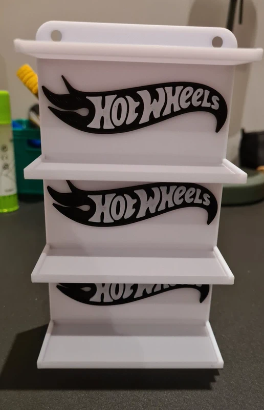 Expositor branco de plástico com prateleiras e logotipo Hot Wheels