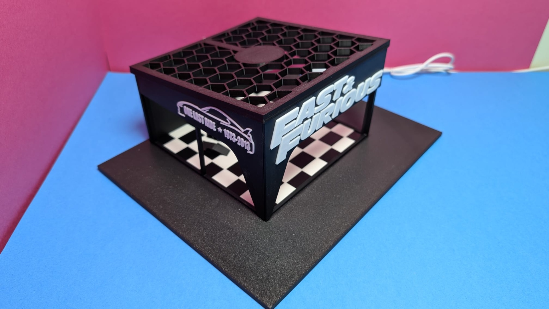 Estrutura decorativa Fast & Furious preto com texto branco e piso xadrez