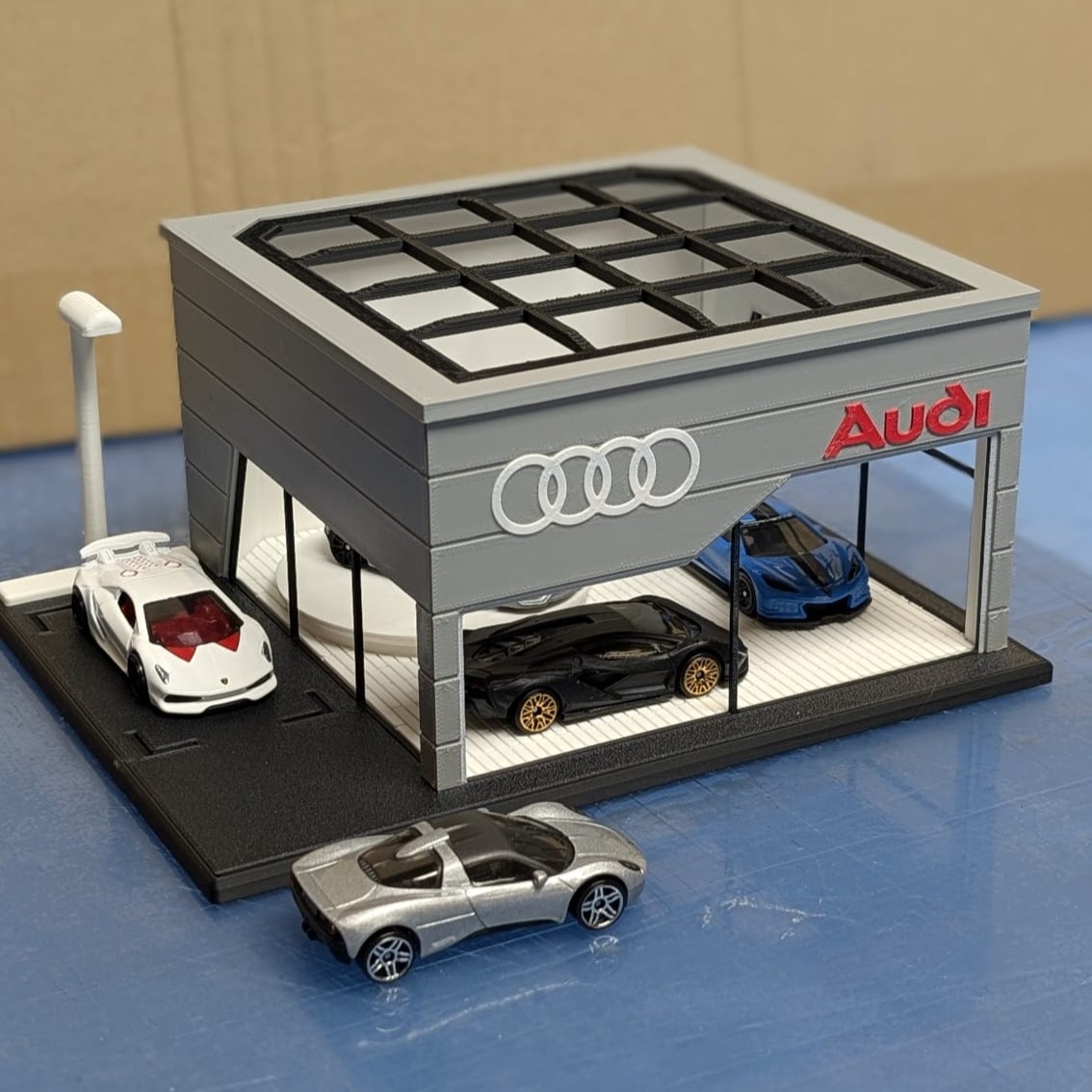 Miniatura de garagem Audi com carros desportivos em miniatura