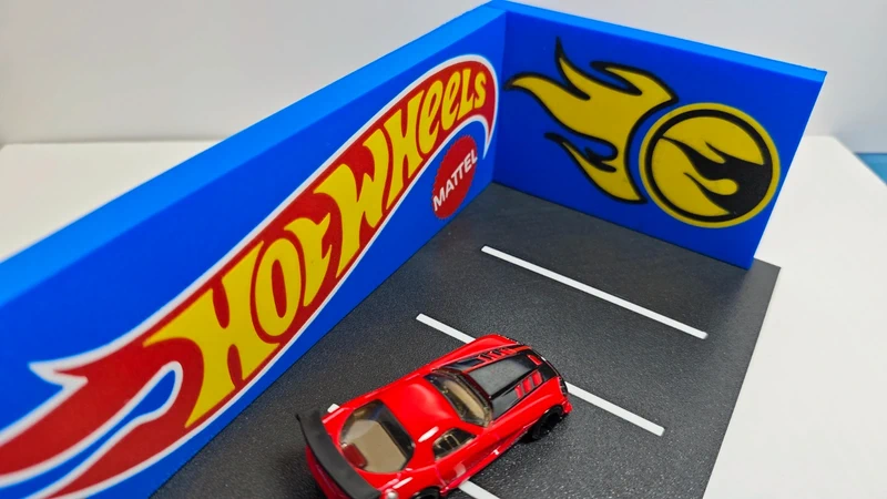 Miniatura de carro vermelho Hot Wheels sobre base com logótipo Hot Wheels