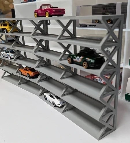 Estante cinzenta com carrinhos de brinquedo em miniatura