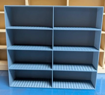 Estante azul modular com oito compartimentos e prateleiras texturizadas