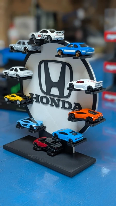 Expositor com miniaturas de carros Honda em várias cores e logotipo Honda ao centro