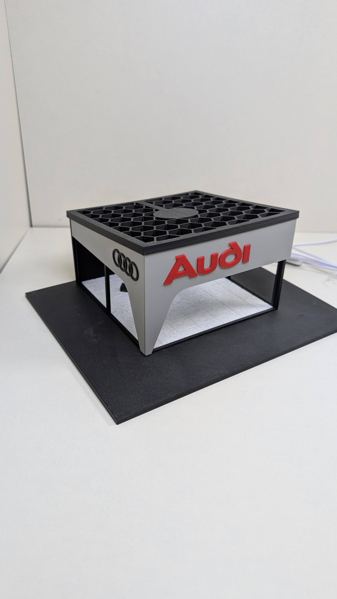 Miniatura de modelo arquitetónico com logótipo Audi