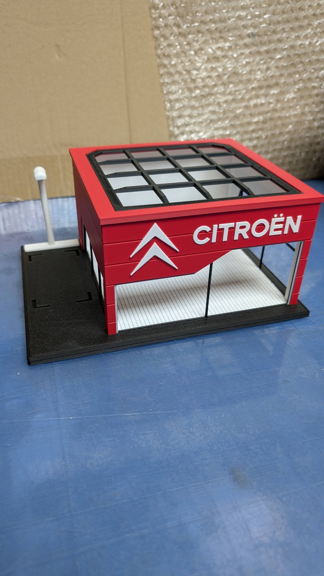 Maqueta de loja vermelha e preta com nome Citroën em letras brancas