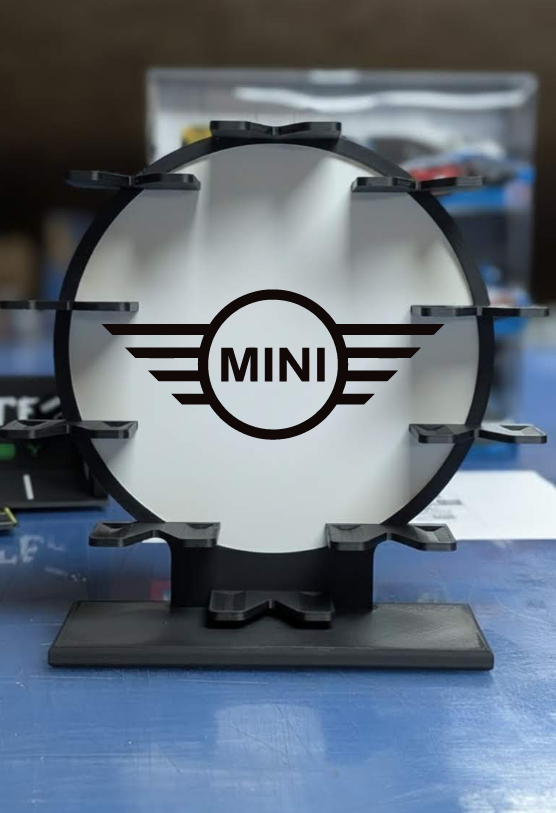 Suporte circular preto para óculos com logo MINI no centro