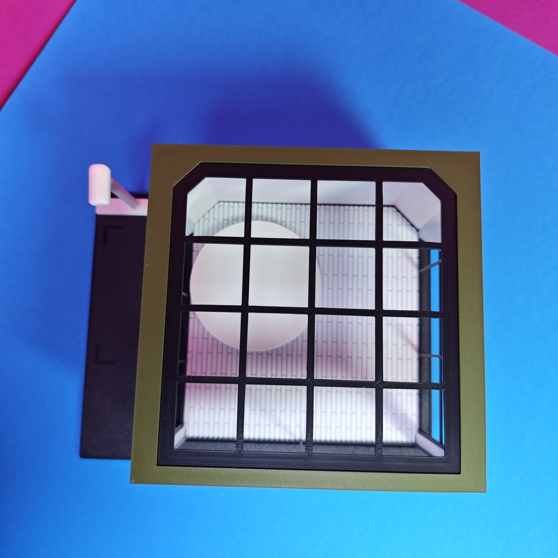 Miniatura de armazém ou escritório com janela quadriculada e parede branca