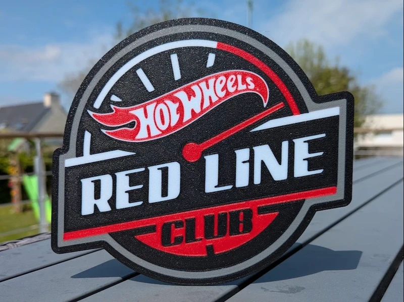 Distintivo preto, branco e vermelho com texto Hot Wheels Red Line Club