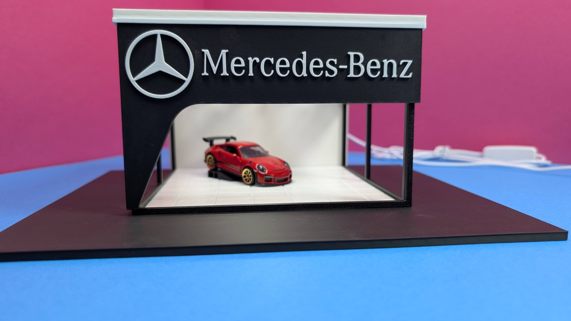 Maqueta de vitrina de loja Mercedes-Benz com carro desportivo vermelho de brinquedo