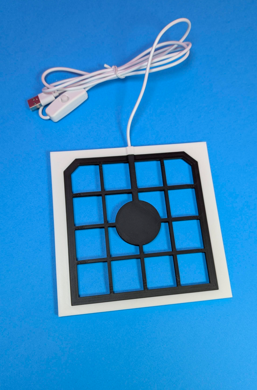 Carregador sem fios quadrado preto e branco com cabo USB branco