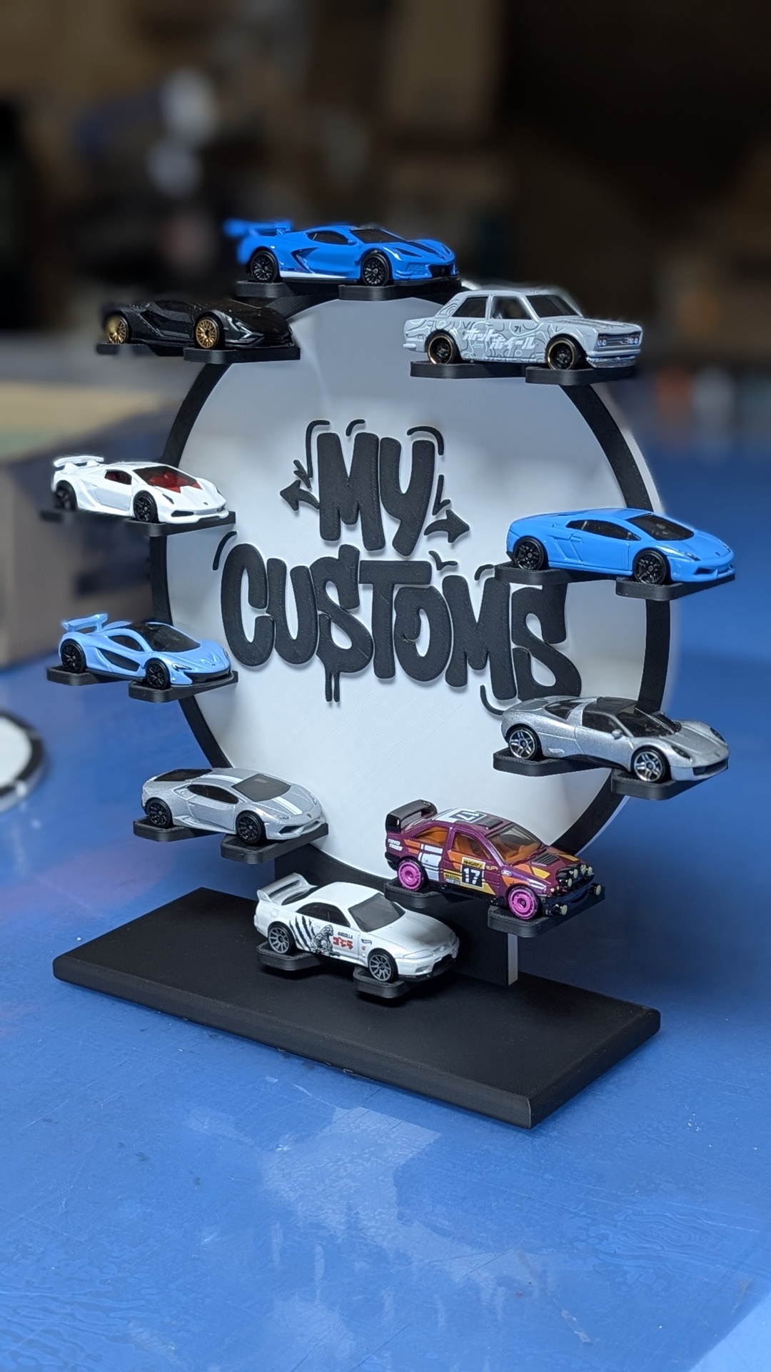 Suporte para carros de brinquedo com texto MY CUSTOMS no centro