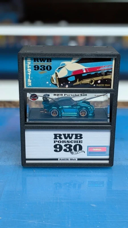Expositor com miniatura de carro RWB Porsche 930 azul metálico e etiquetas