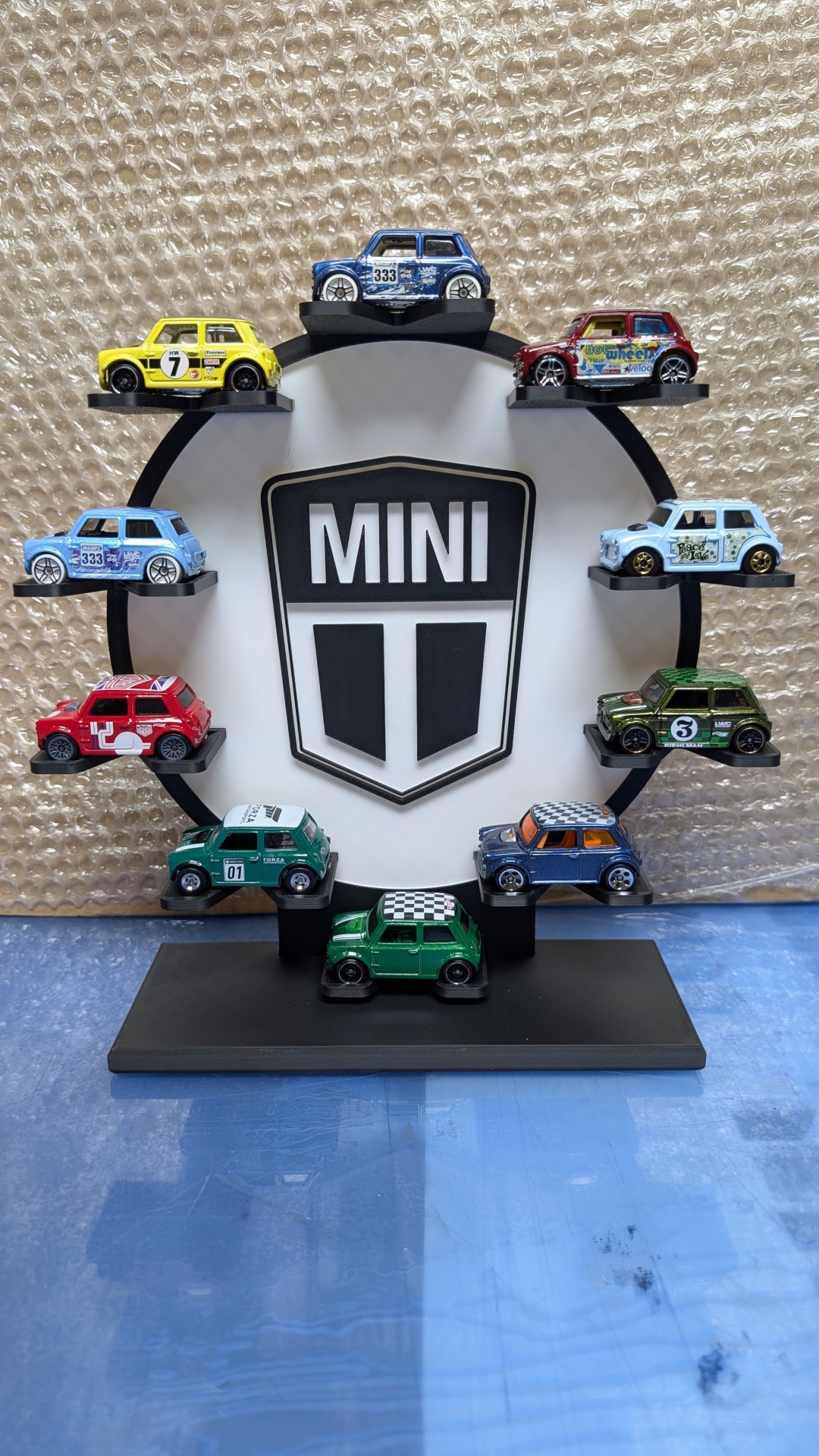 Expositor MINI com 10 miniaturas de carros coloridos