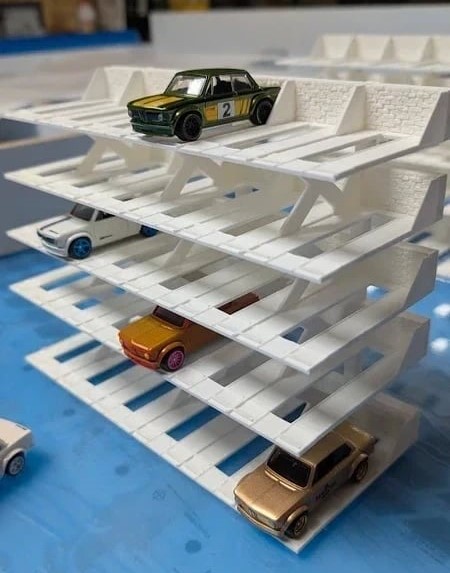 Modelo miniatura de parque de estacionamento branco com carrinhos de brinquedo coloridos