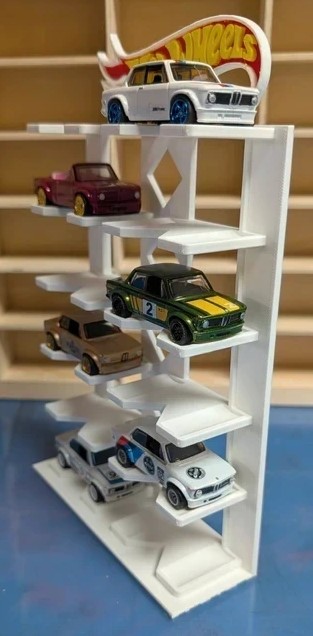 Carrinhos de brinquedo Hot Wheels coloridos numa estante branca