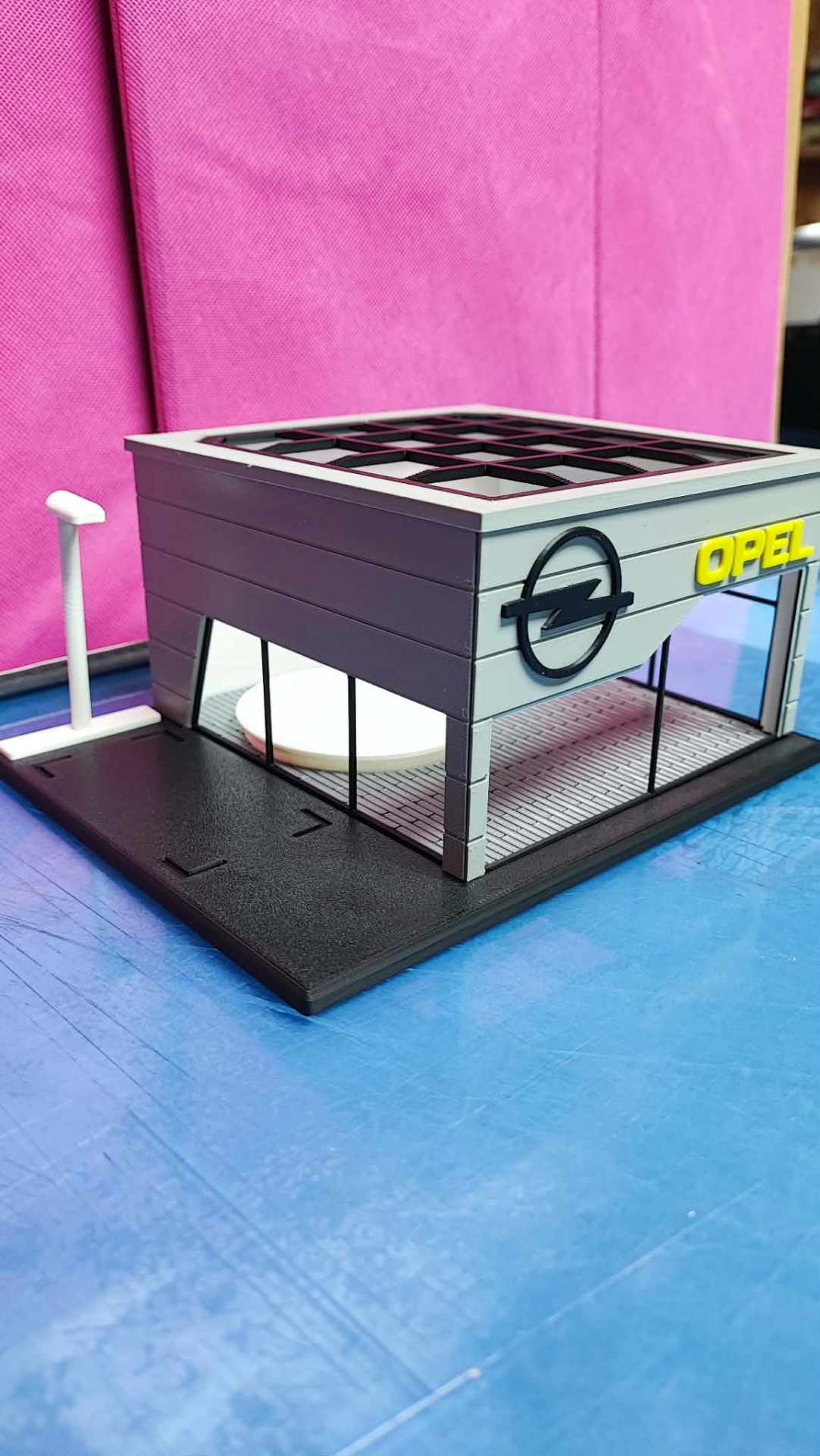 Miniatura de loja Opel cinza com vidros e base preta