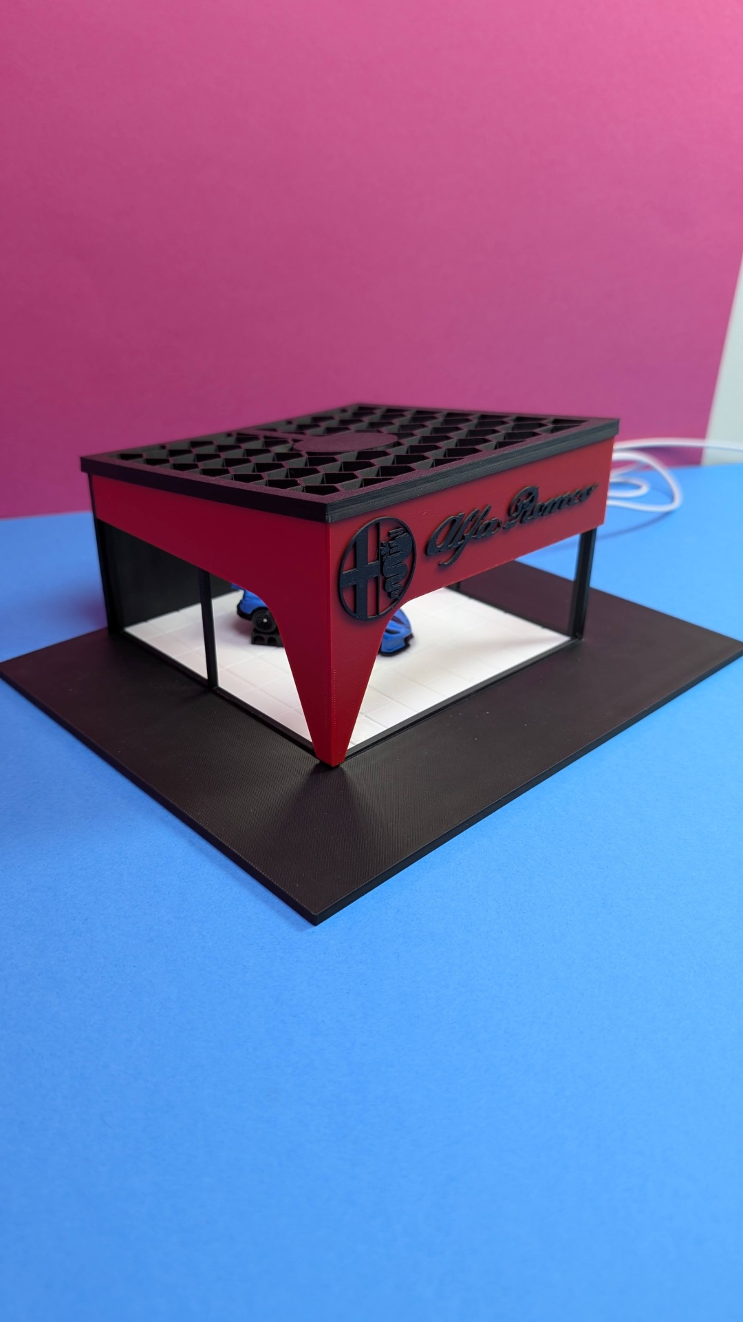 Miniatura maquete de loja Alfa Romeo vermelha e preta