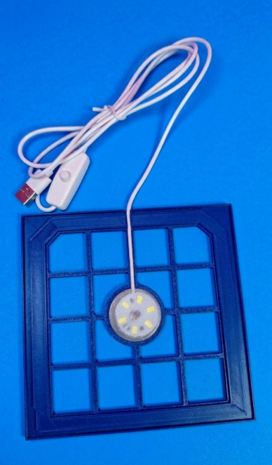 Tapete azul com grelha, fio branco, interruptor e luz LED redonda ao centro