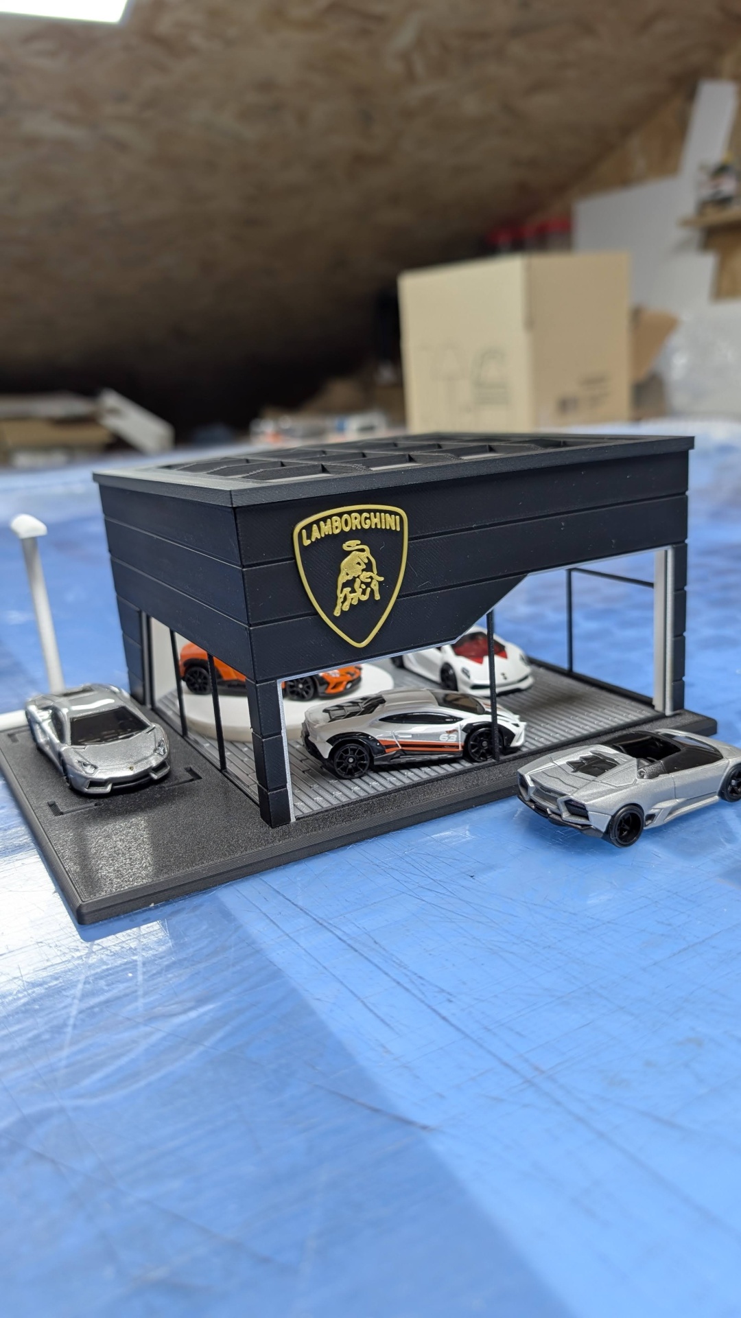 Miniatura de concessionário Lamborghini com carros em miniatura