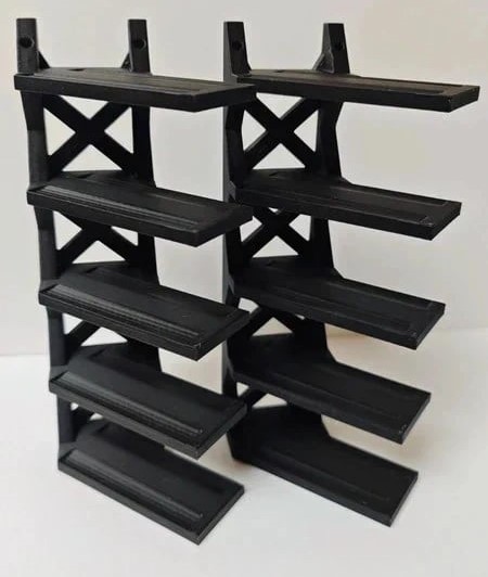 Suportes pretos tipo estante com 4 prateleiras inclinadas