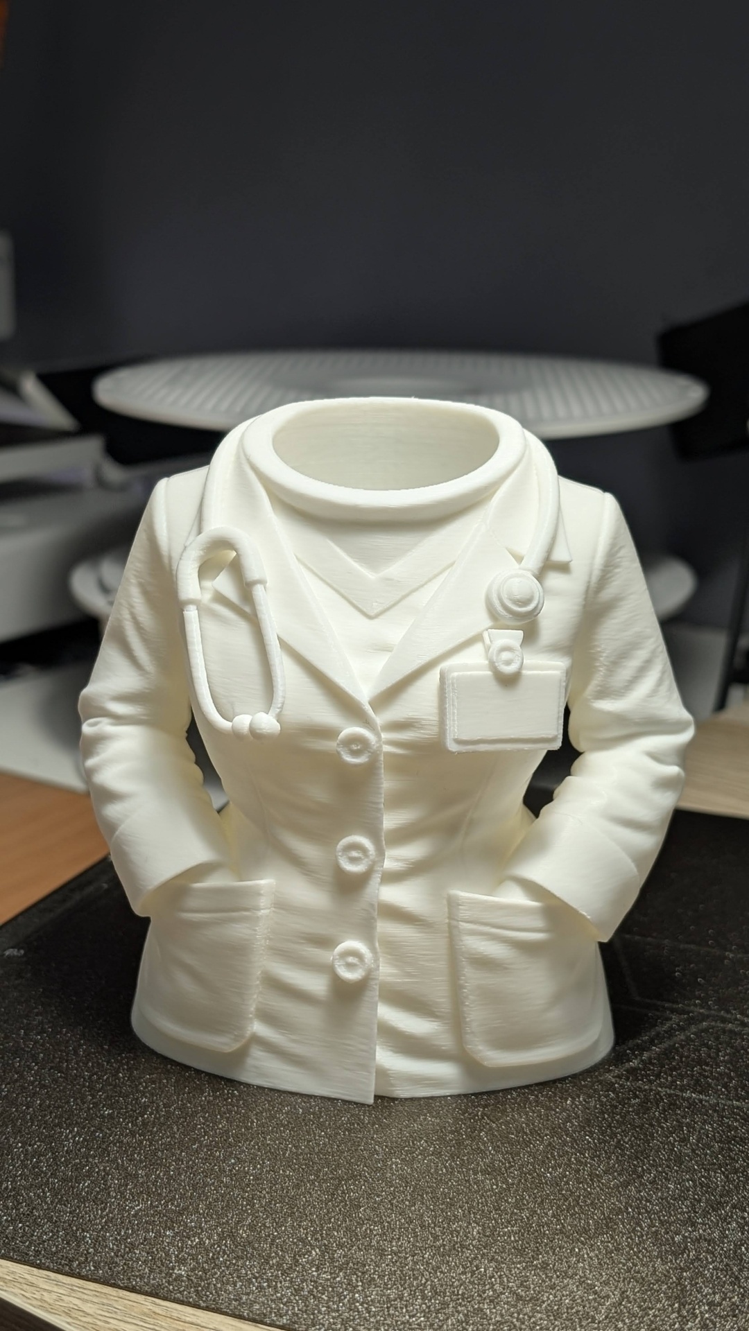 Recipiente em forma de casaco de médico branco com detalhes distintos