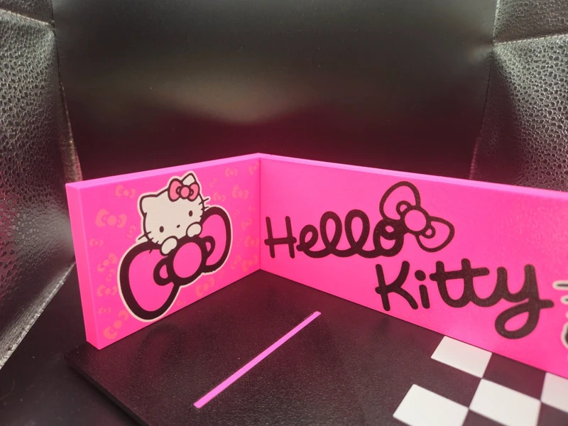 Cartão rosa Hello Kitty com texto e desenho da personagem sobre fundo preto.
