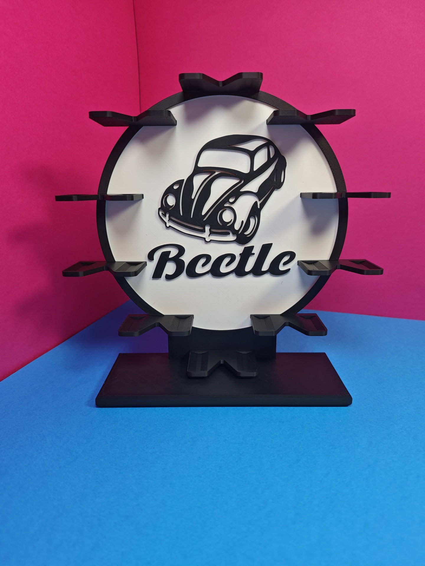 Suporte preto com imagem de carro Beetle e texto Beetle