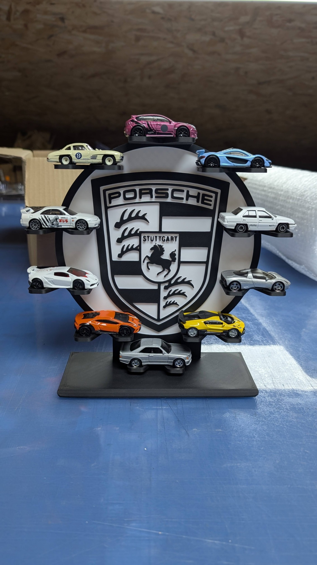 Expositor Porsche com vários carros em miniatura coloridos