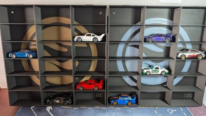 Organizadores com carros de brinquedo em miniatura variados exibidos em compartimentos quadrados