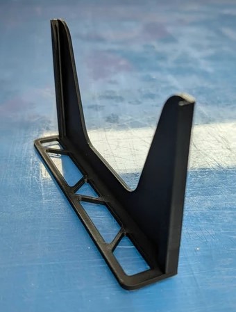 Suporte vertical de plástico preto sobre superfície azul
