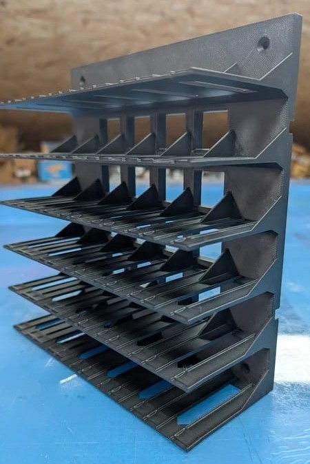 suporte organizador preto de plástico com várias prateleiras inclinadas