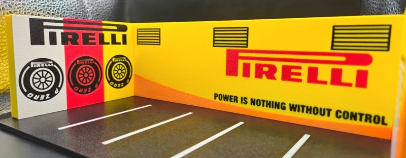 Maquete com adesivos da Pirelli em amarelo e vermelho, logos de pneus P ZERO e texto promocional.