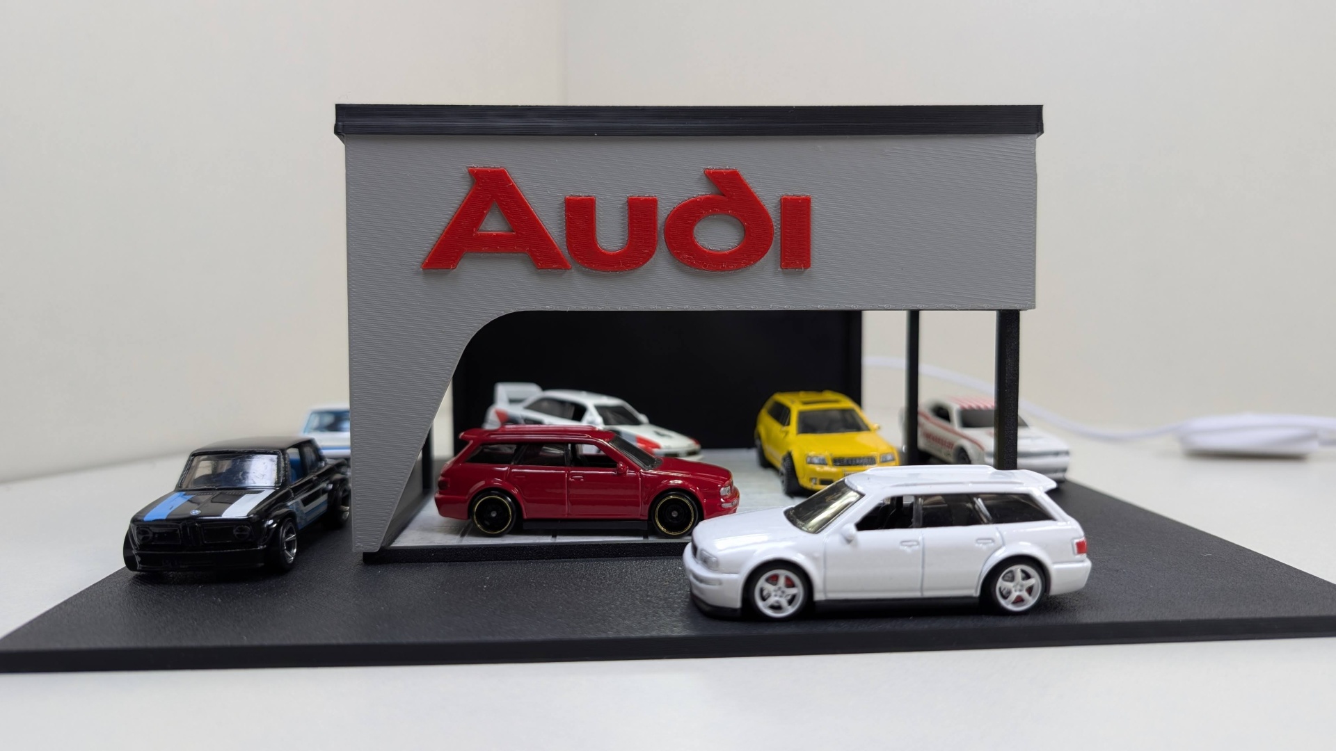 Maquete Audi com miniaturas de carros coloridos