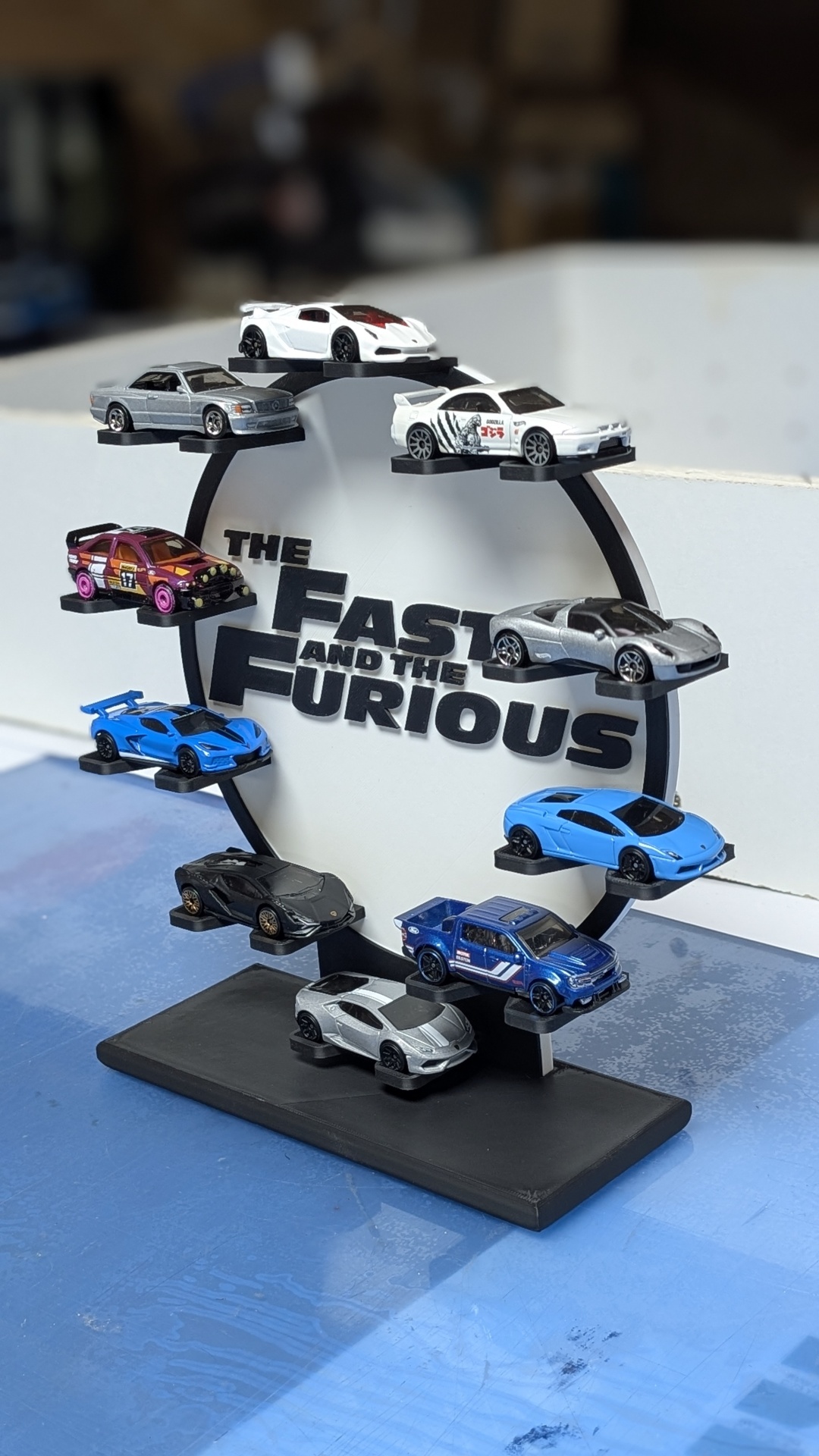 Miniaturas de carros em suporte com o texto THE FAST AND THE FURIOUS