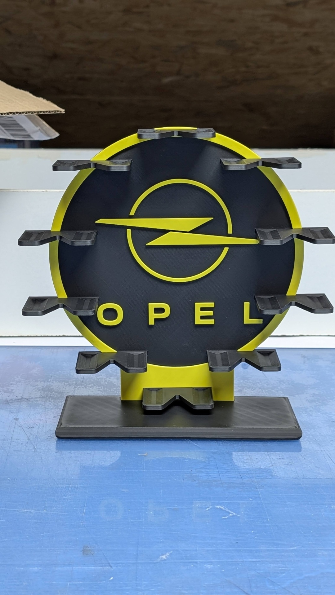 Suporte para acessórios Opel preto e amarelo com logótipo