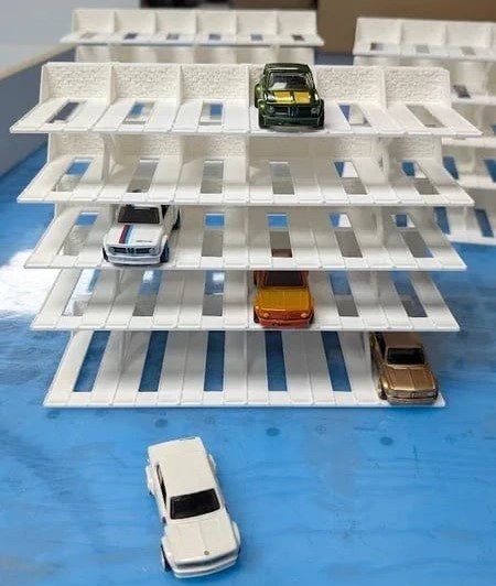 Parque de estacionamento em miniatura com carros de brinquedo coloridos