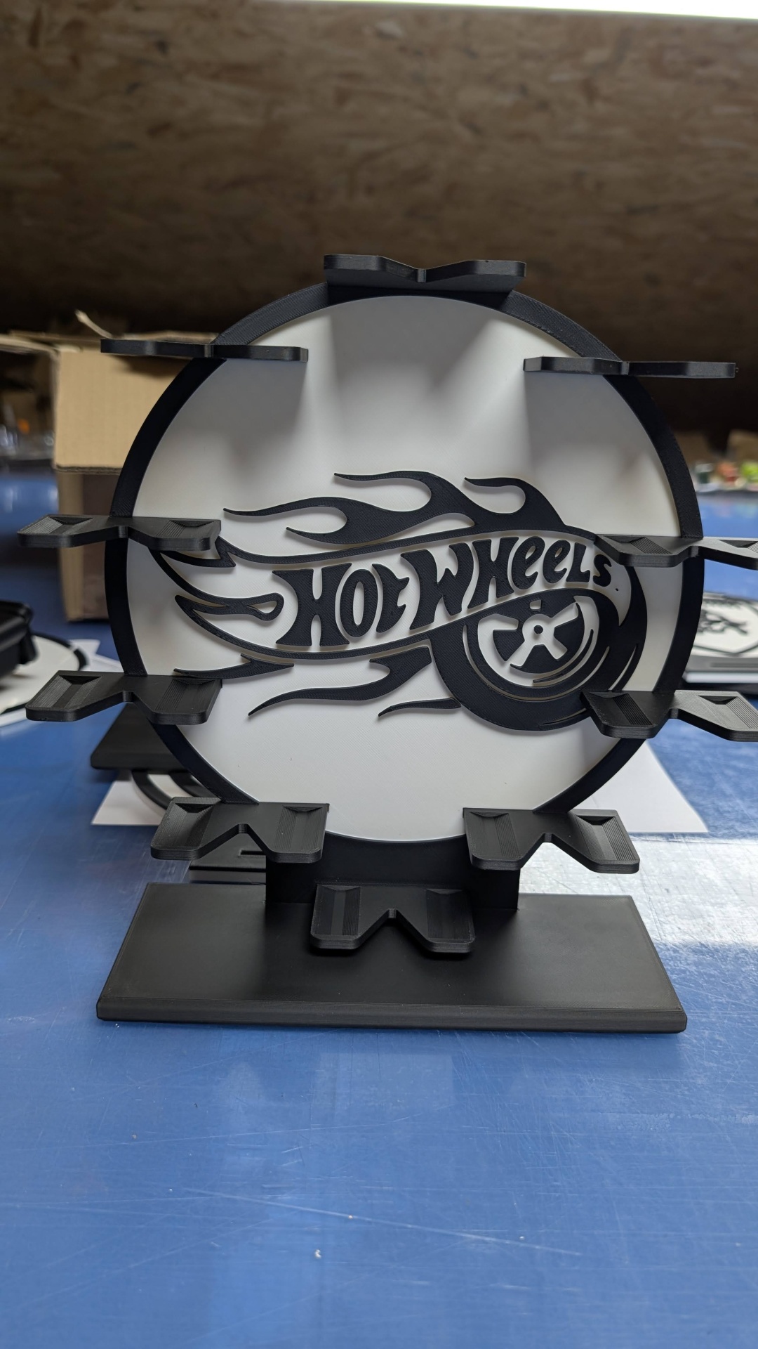 Expositor plástico preto e branco para carrinhos Hot Wheels