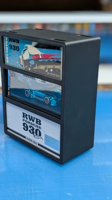 Miniatura de carro azul metálico RWB Porsche 930 em caixa preta com etiquetas