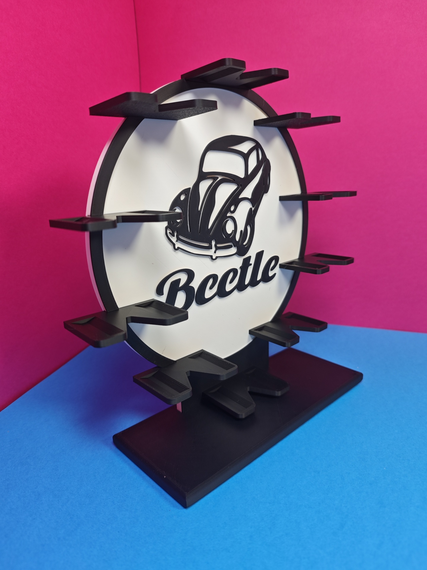 Expositor preto e branco com desenho de carro Beetle e texto Bcttle