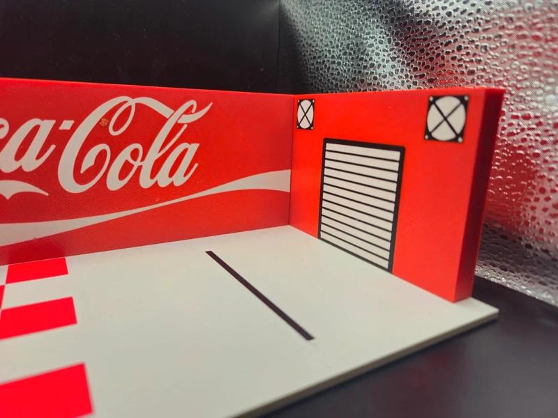Miniatura de parede e porta com texto Coca-Cola em vermelho e branco
