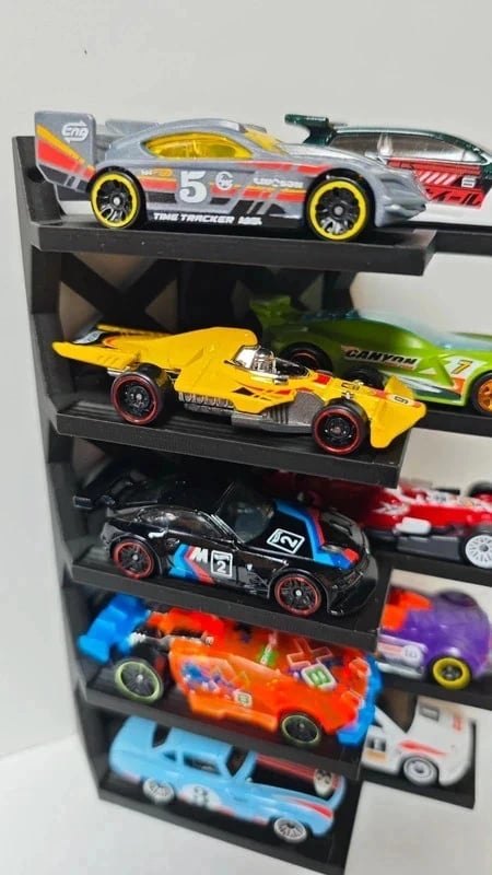Carros de brinquedo coloridos e detalhados organizados em prateleira preta
